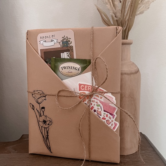 Blind date with a book 📚 - Picture 2 of 5